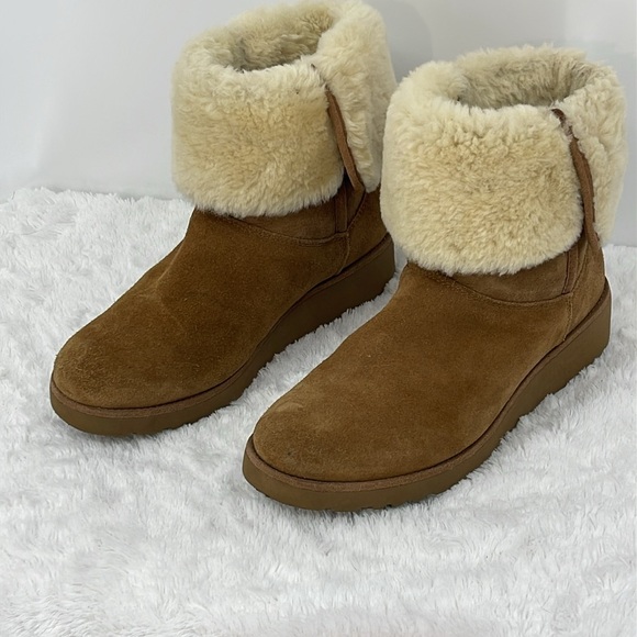 UGG Women's Tan Shearling Boots SIZE 8 - Picture 1 of 7